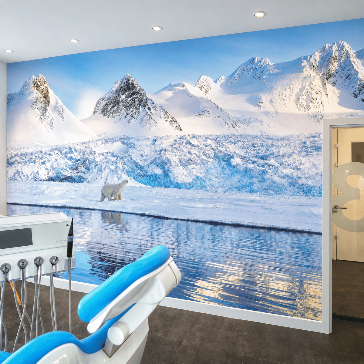 Behandlungszimmer mit Gletscher-Wandgestaltung in der Zahnarztpraxis Lindenpark, Kriens